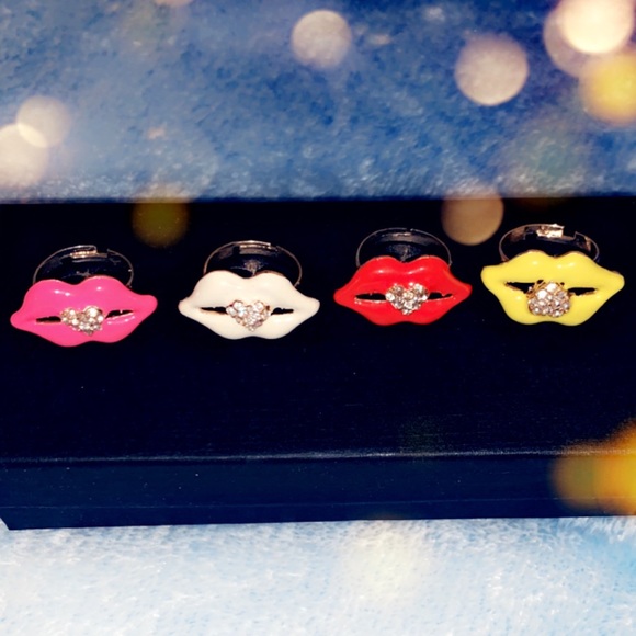 NEW 👄 4 Adorable Matching Kissable Bling Lips Pendant Rings gold, adjustable - Picture 3 of 5